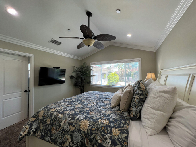 Bedroom, Destination #23, Orange
