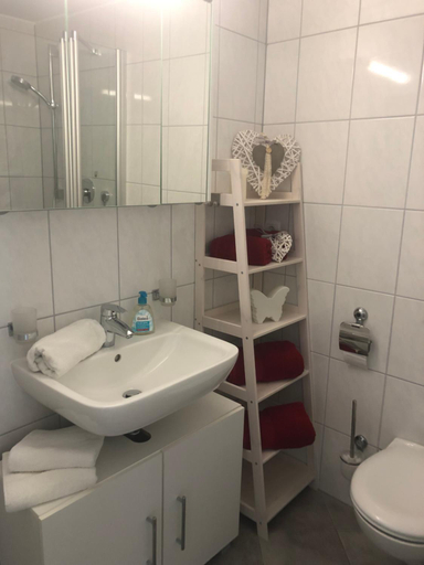 Bathroom 2, Appartement Allgau-Sonne mit Sauna und Pool, Lindau (Bodensee)