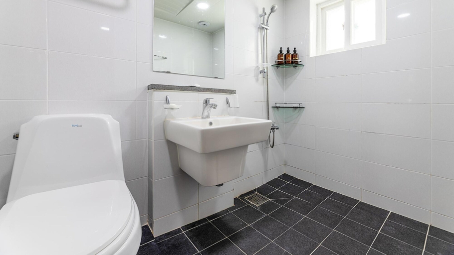 Bathroom 4, Gyeongju Gampo Four Seasons Pension, Pohang