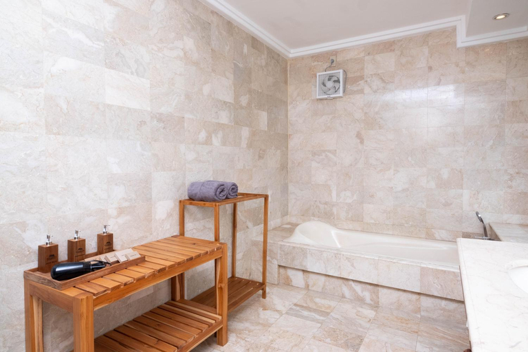 Bathroom 2, Girihill Farmhouse, Tabanan