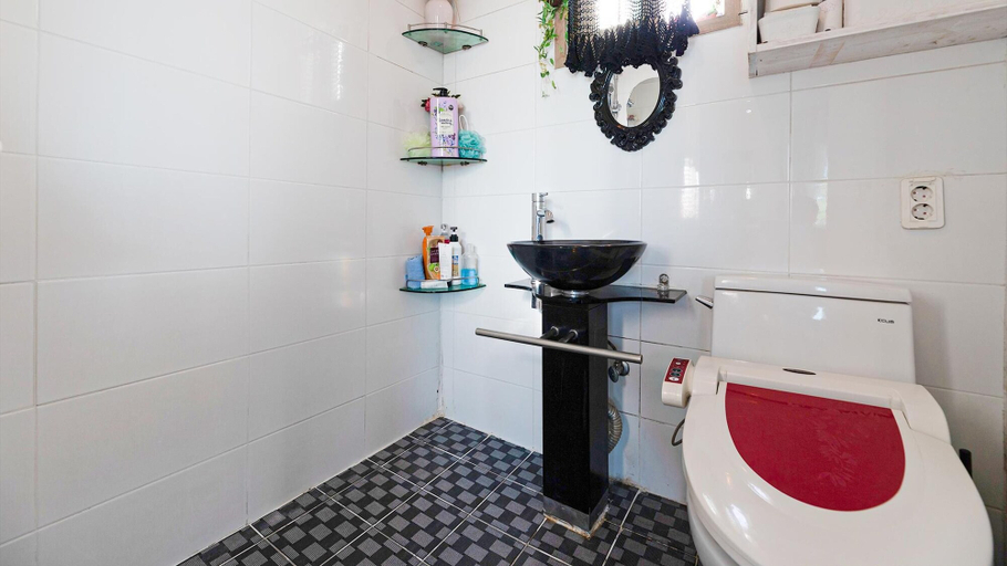 Bathroom 3, Jeju Kkothyanggi Badasori Pension, Jeju