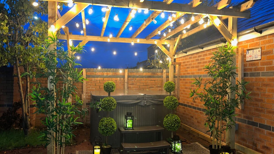 Exterior & Views 2, The Cheshire Gathering - Hot Tub 8 Bedroom, Cheshire West and Chester