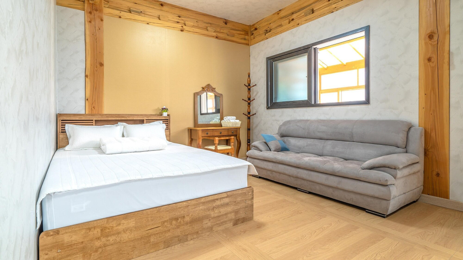 Bedroom 3, Gyeongju Gampo Byeolbit Hanok Pension, Pohang