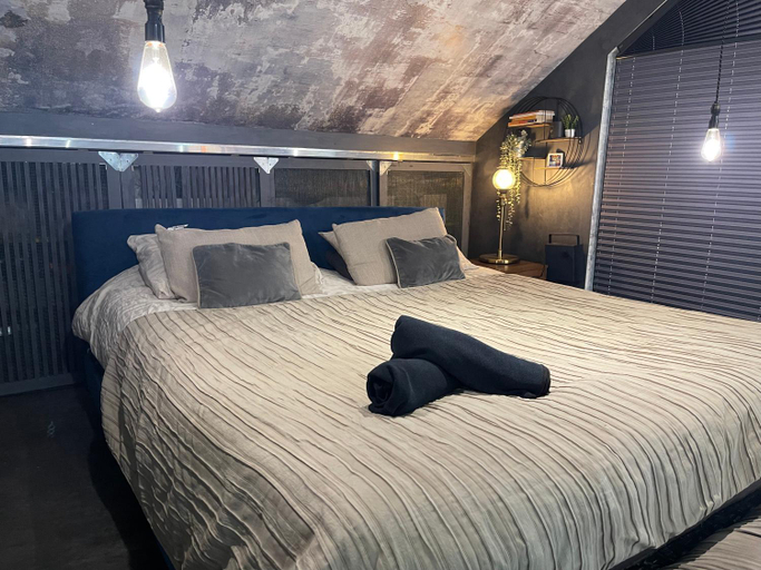 5, Unique and Artsy Holiday Shared Home, Surrey