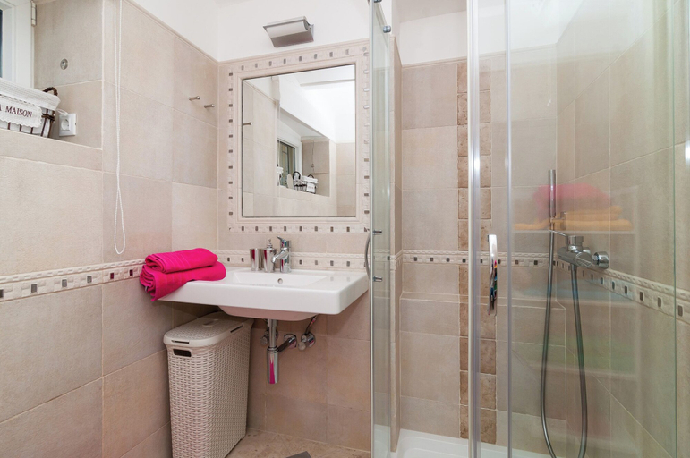 Bathroom 3, Apartments Carmen & Tosca, Dubrovnik