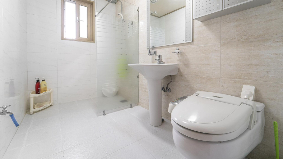 Bathroom 4, Jeju Oceancliffcottage, Jeju