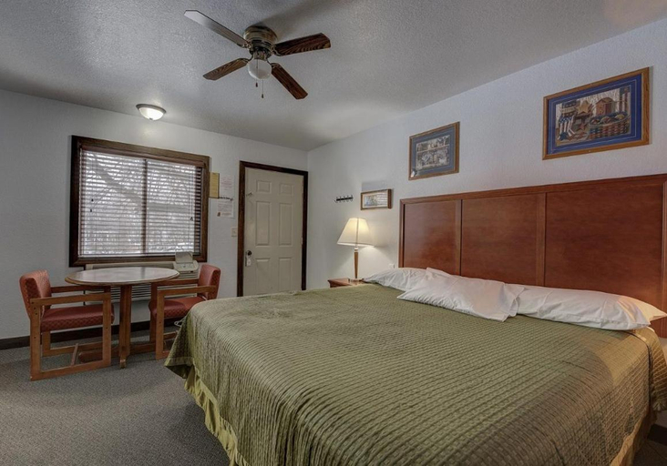 Bedroom 4, Okoboji Lodge, Dickinson
