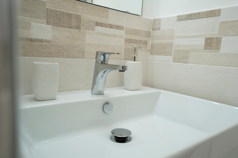Bathroom 3, Saverio's apartment, Vibo Valentia