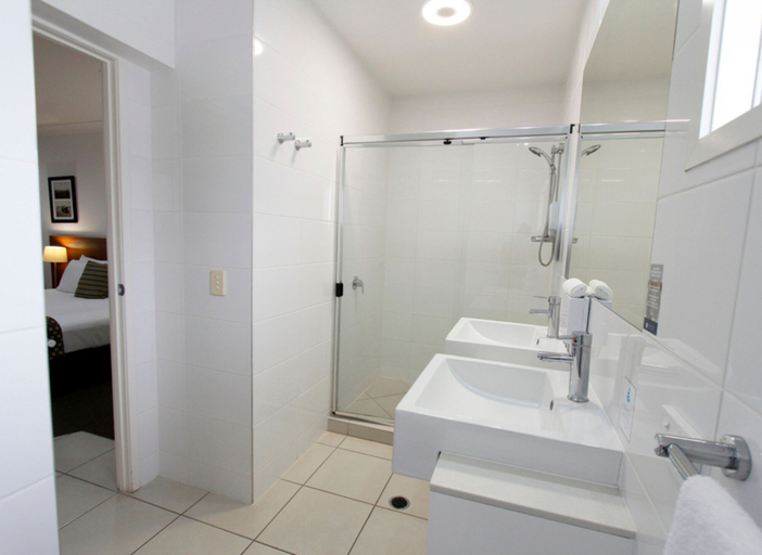 Bathroom 4, Chinchilla Downtown Motor Inn, Chinchilla