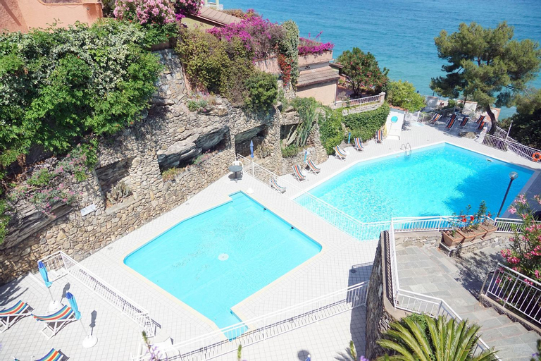 C22 Beachfront Villa - SPA BATH, POOL, PRIVATE BEACH, PARKING FREE, Imperia