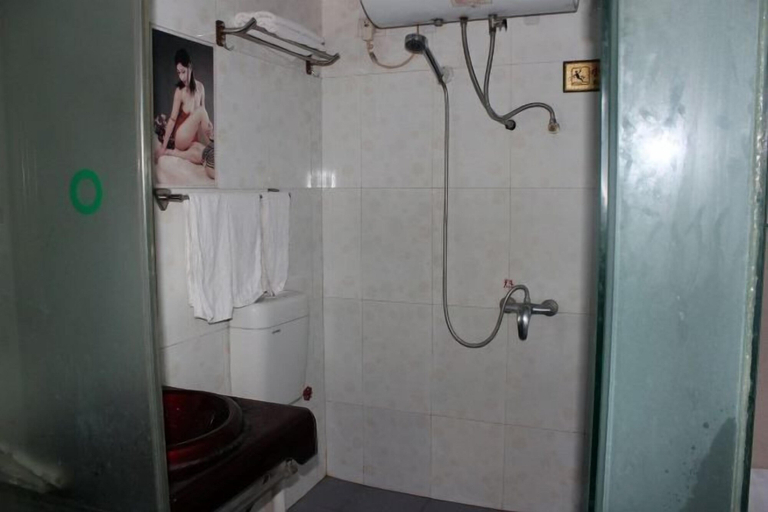 Bathroom, Danjiangkou Xinlong Hotel, Shiyan