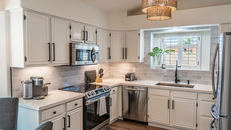 Private kitchen 2, New Listing! Stylish 4 Bdrm W/pool and Game Room, Maricopa