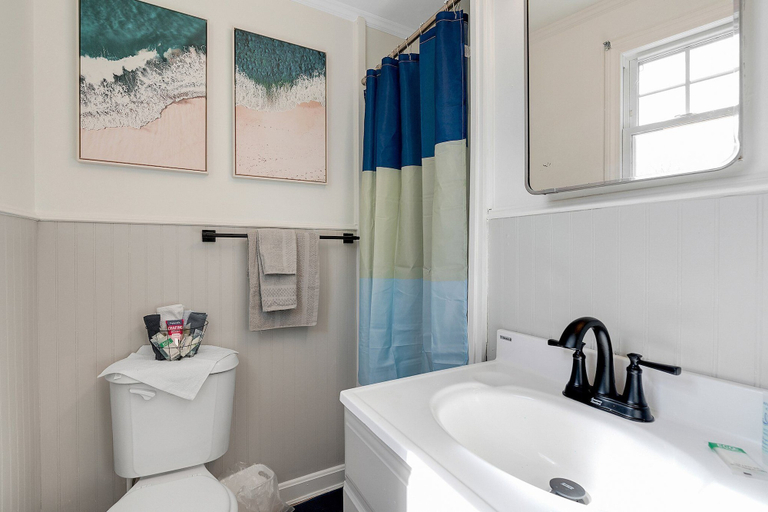Bathroom 2, Sandcastle Inn & Motel, York