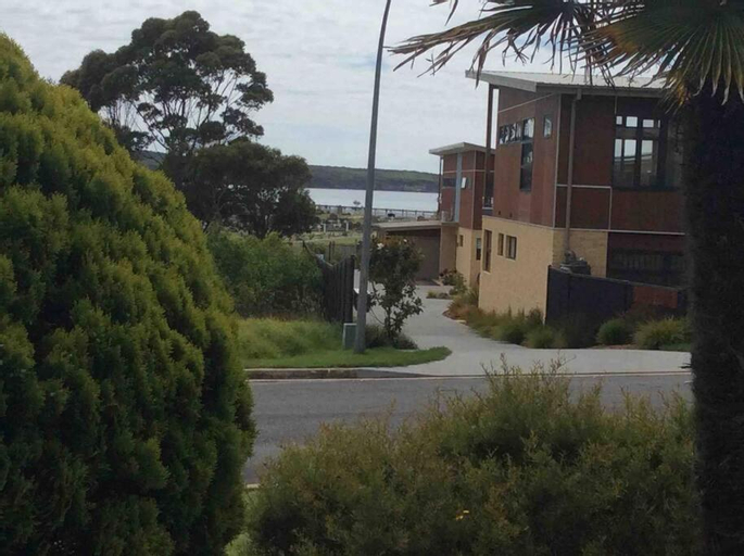 Totally Beachin! - walking distance to the beach, Bega Valley