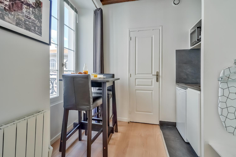 Others 3, Cute Mezzanine Studio in the Heart of Paris (2M), Paris