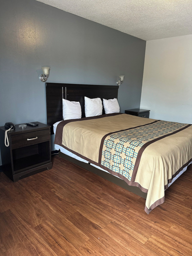 Bedroom 3, johns motel, Montgomery