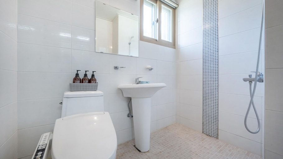 Bathroom 4, Gapyeong Yeonkkocchosu Pet Pension, Gapyeong