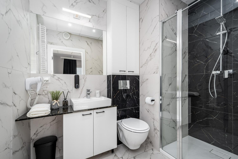 Bathroom 3, WarsView Apartments, Warsaw