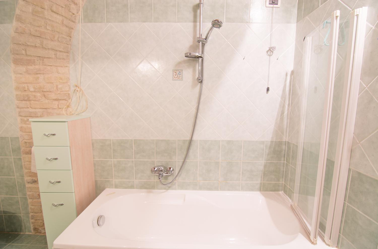 Bathroom 3, Modern Apartment in Historic Building, Cagliari
