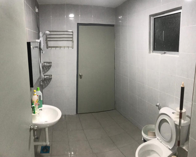 Bathroom 4, High Floor View•Cozy Balcony•9Pax•The Venus Sitiawan•Wifi & Netflix, Manjung