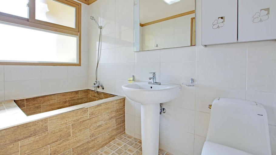 Bathroom 4, Gyeongju B House Pension, Gyeongju