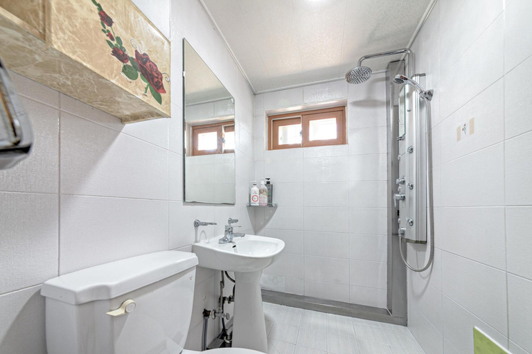 Bathroom 3, Gangnueng Gadunji Pension, Gangneung