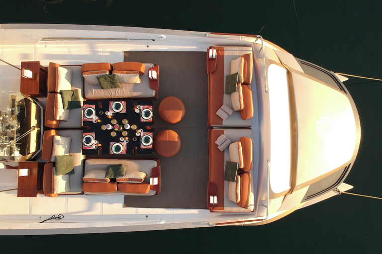 Food & Drinks 3, House of Hütter - Floating Home Goldfinger, Baleares