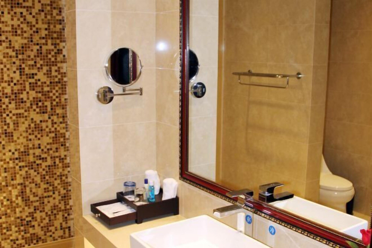 Bathroom 3, Aohua International Hot Spring Hotel, Linyi