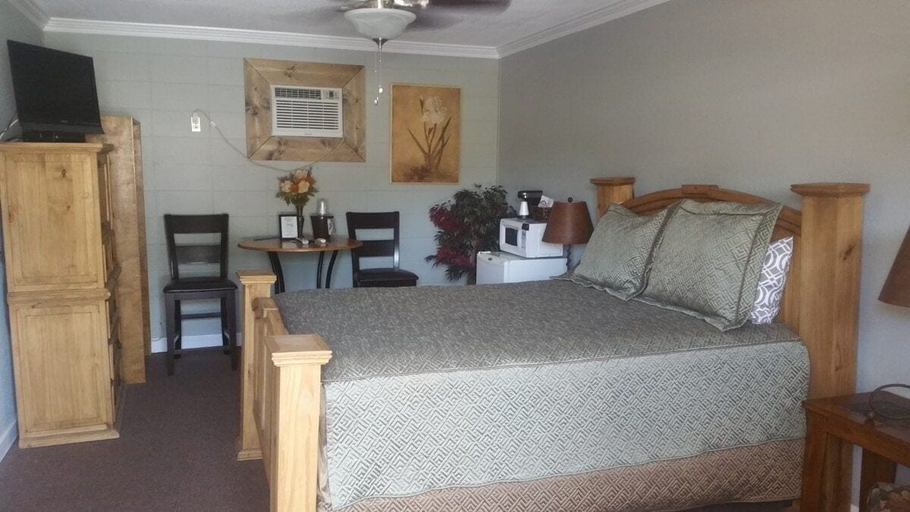 Bedroom 2, Sportsman's Lodge, Cleburne