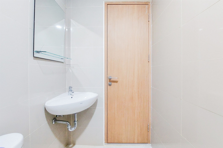 Bathroom 5, Homey And Modern Studio Apartment B Residence, South Tangerang