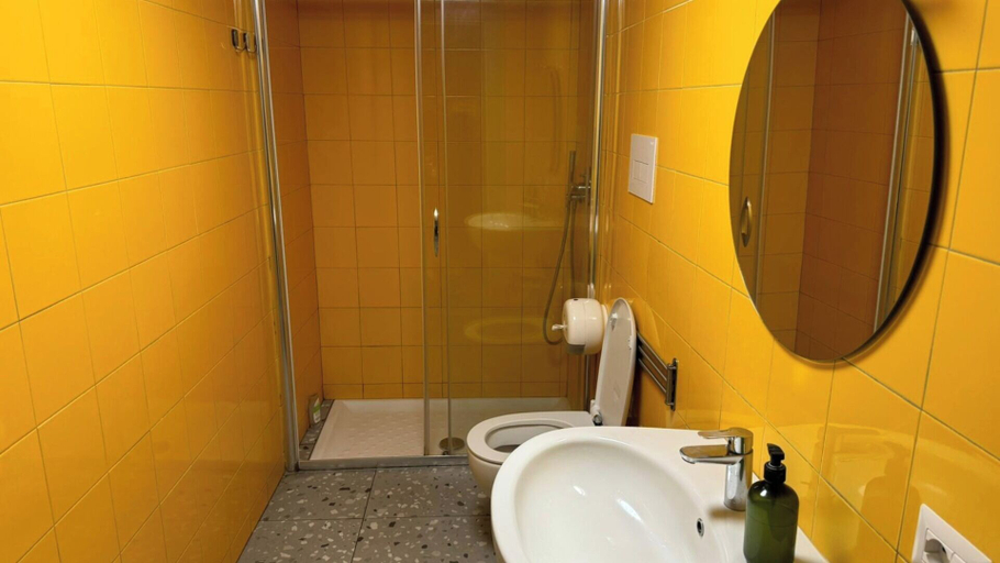 Bathroom 5, La Controra Hostel, Napoli