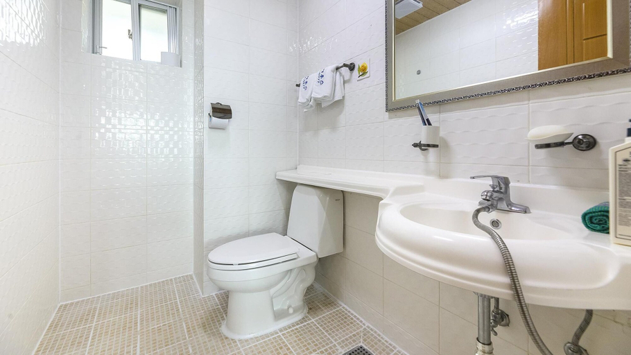Bathroom 2, Jeju Badaaehyanggi Pension, Seogwipo