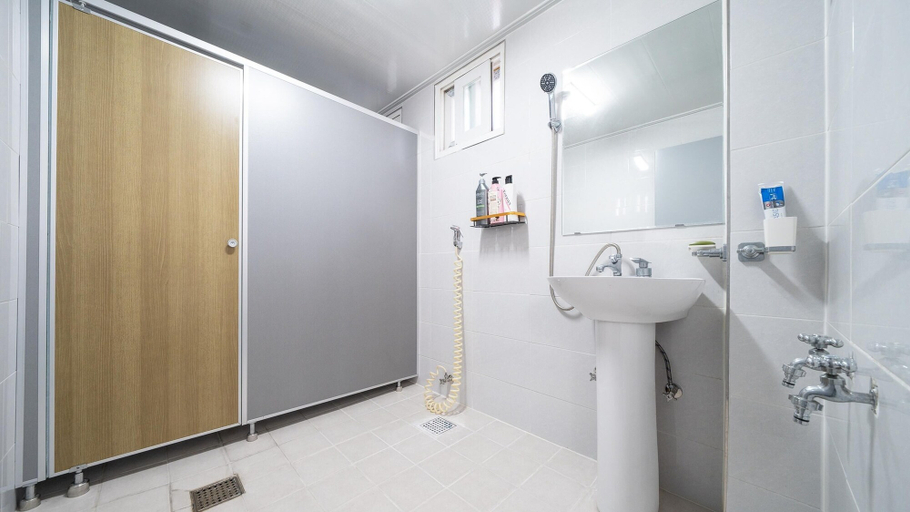 Bathroom 2, Ganghwa Haemolupension, Ganghwa