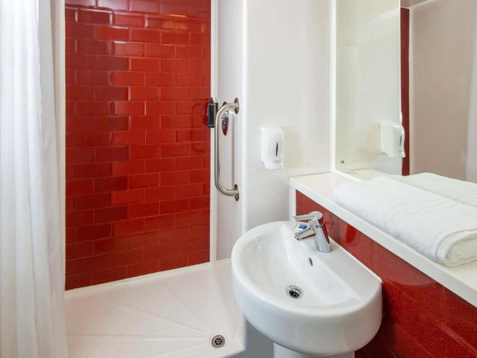 Bathroom 3, GO2 Lancaster Centre Hotel by OYO, Lancashire