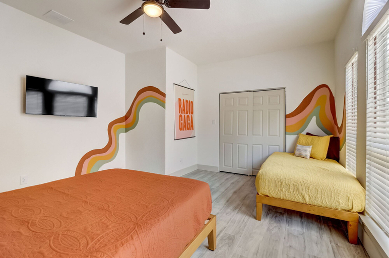 Bedroom 4, The Retro Retreat - Close to Downtown Fort Sam, Bexar