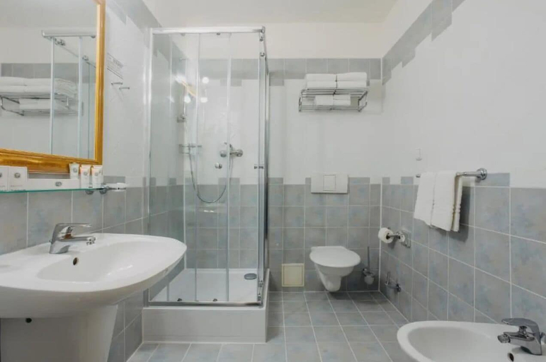 Bathroom 4, Hotel Louis Leger - Czech Leading Hotels, Praha 2