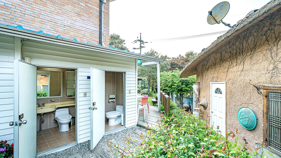 Exterior & Views 1, Gapyeong Ojeupension, Gapyeong