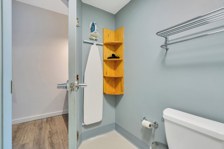 Bathroom 5, The Quisby Hotel, Orleans