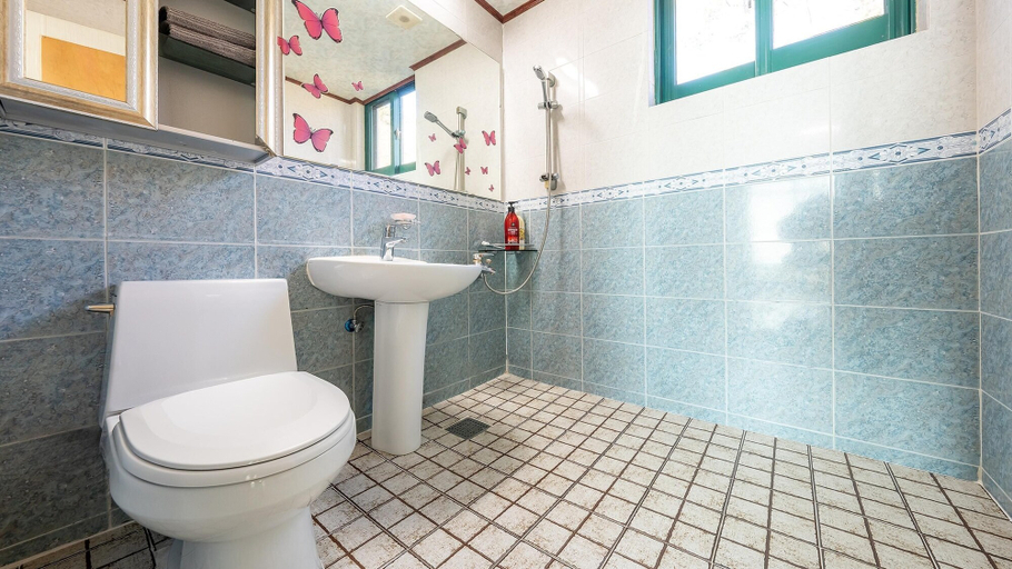 Bathroom 2, Geoje Sunbeachoceanview Dog Pension, Geoje