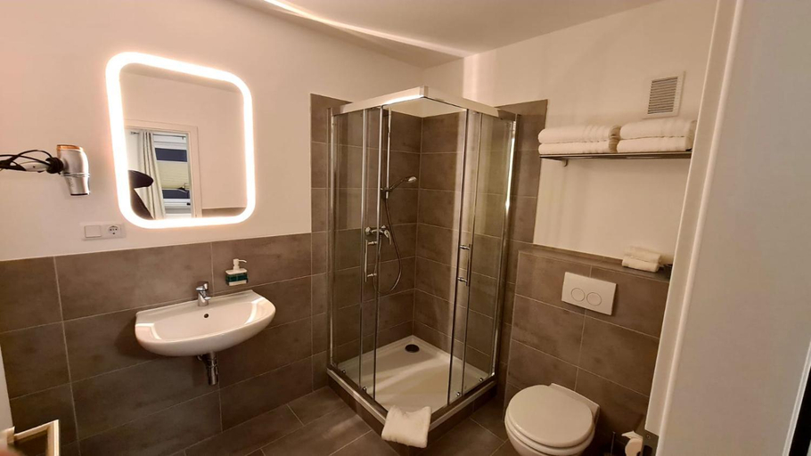 Bathroom 5, Moes Hotel, Gütersloh
