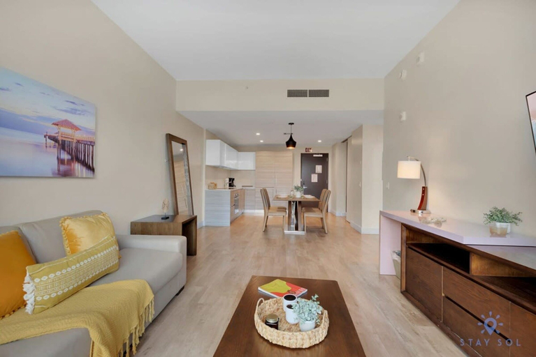 Room 5, Modern Resort Terrace- Up To 6 Near Beach, Broward