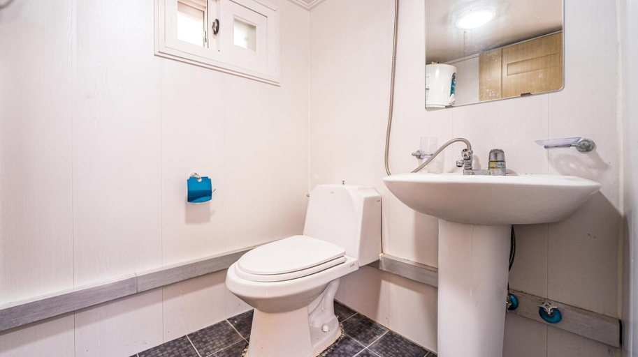Bathroom 4, Yeosu Sky Pension, Yeosu