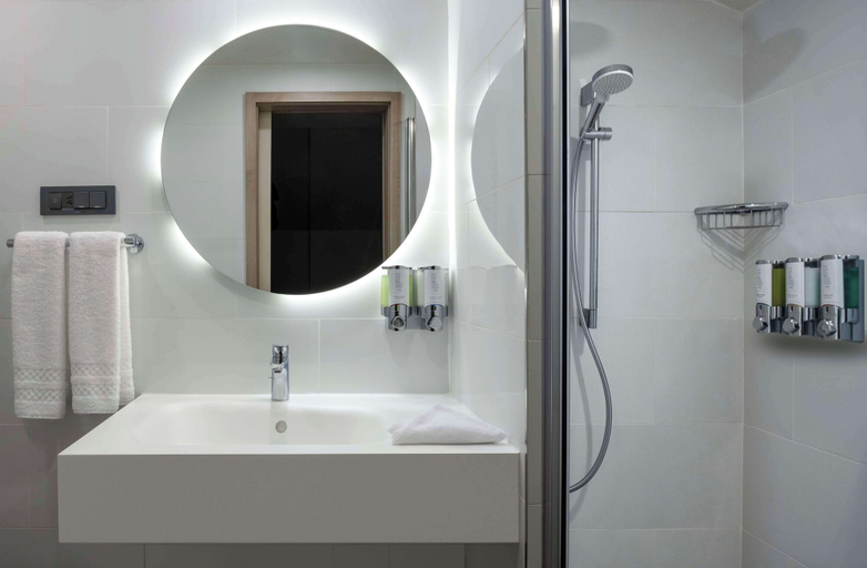 Bathroom 5, Hampton By Hilton Istanbul Merter, Zeytinburnu