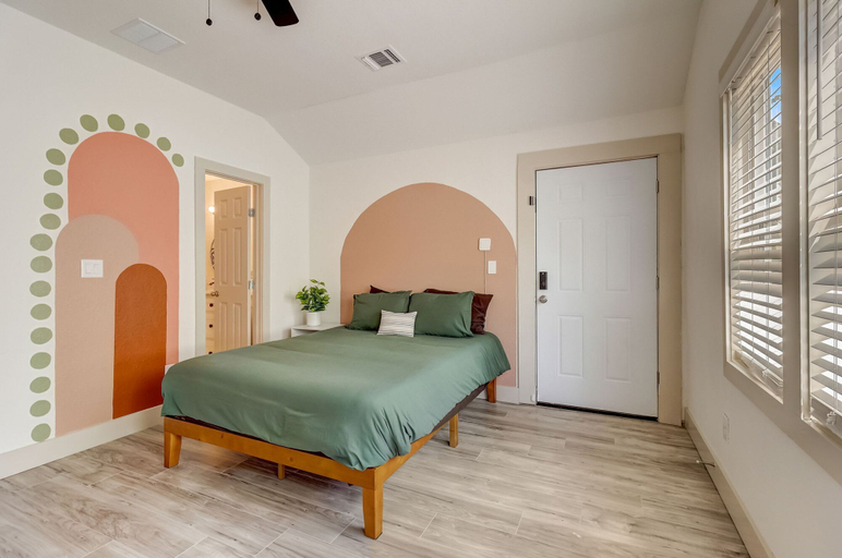 Bedroom 3, The Retro Retreat - Close to Downtown Fort Sam, Bexar