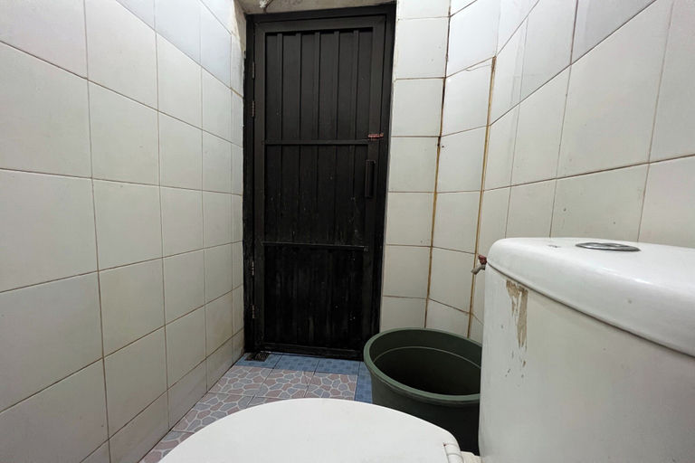 Bathroom 3, Hotel O Kost Maharaja Near Maros, Makassar