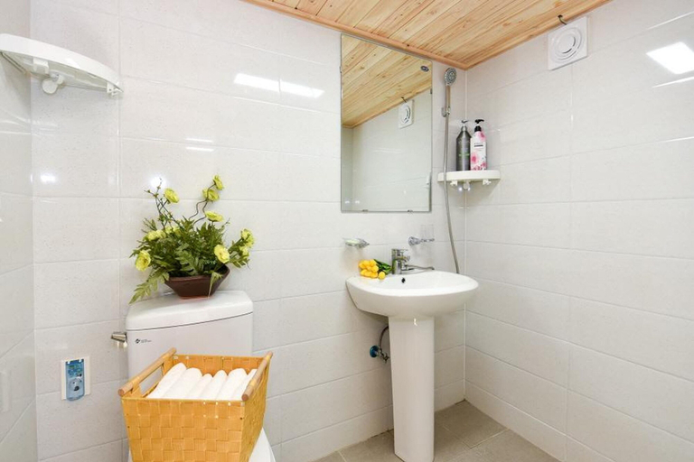 Bathroom 3, Yeosu Chunghong Pension, Yeosu