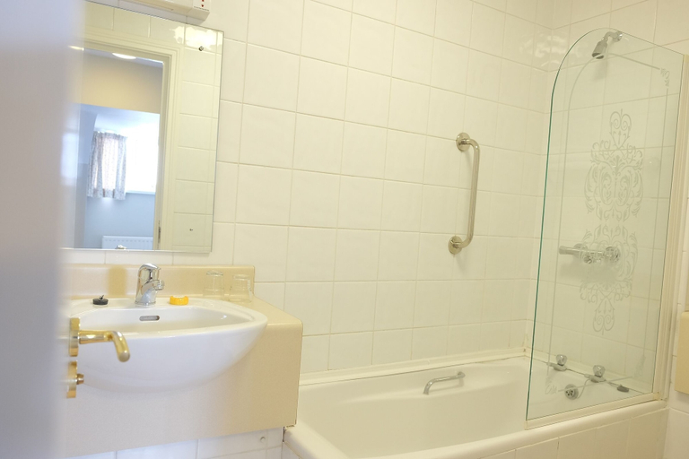 Bathroom 5, Charlemont Arms Hotel, Armagh, Banbridge and Craigavon