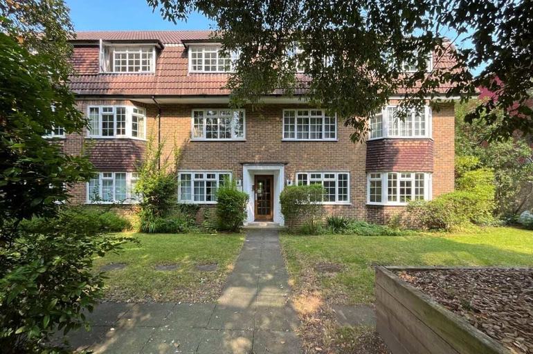 Exterior & Views 2, The Wandsworth Wonder - Comfortable 2bdr Flat, London