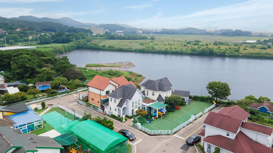 Others 1, Daebudo Fullhouse Pension, Hwaseong