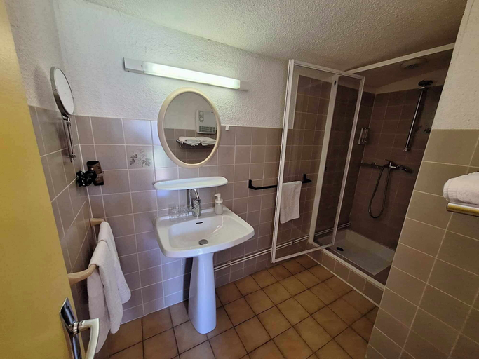 Bathroom 3, Hotel Le Connetable, Hautes-Alpes